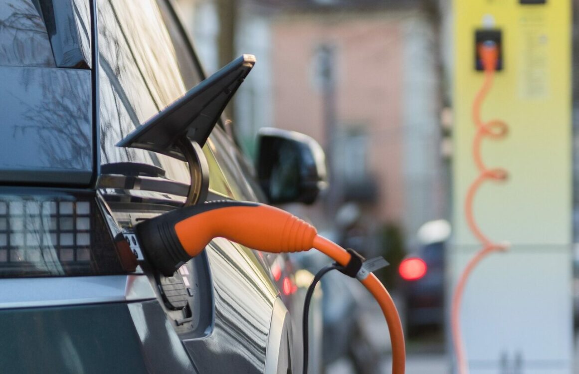 Elektroauto beim Laden an einer Station