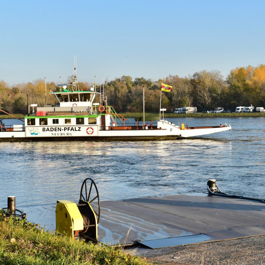 Blick von einem Steg auf ein Boot im Wasser