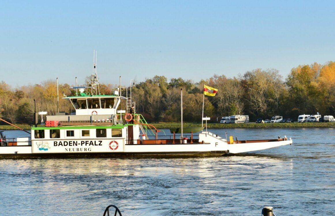Blick von einem Steg auf ein Boot im Wasser