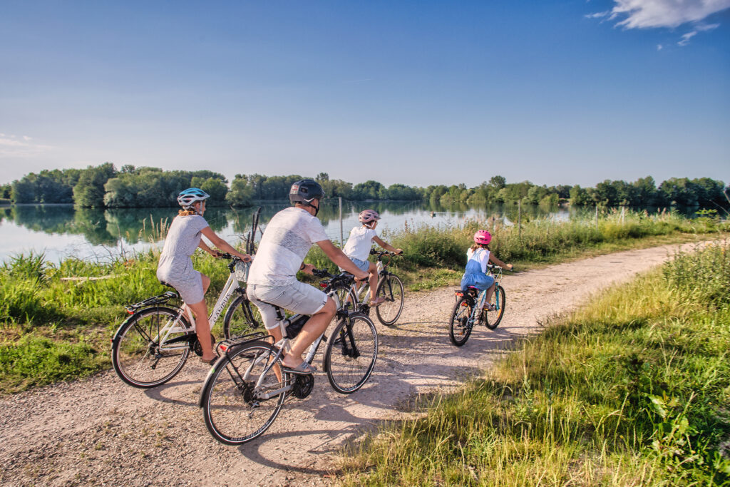 Familie bei einer Fahrradtour am Rheinufer