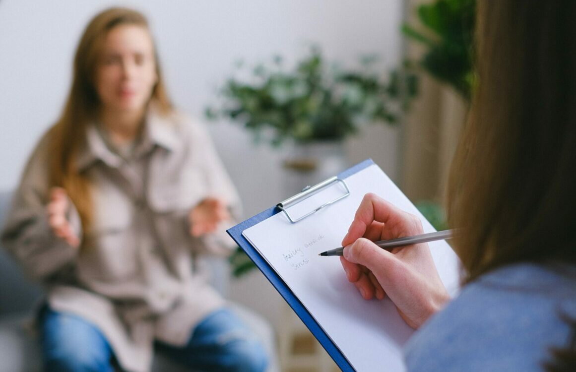 Patientin im Gespräch mit einer anderen Person