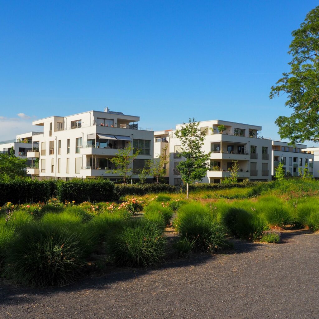 Blick auf Wohnhäuser einer Neubausiedlung