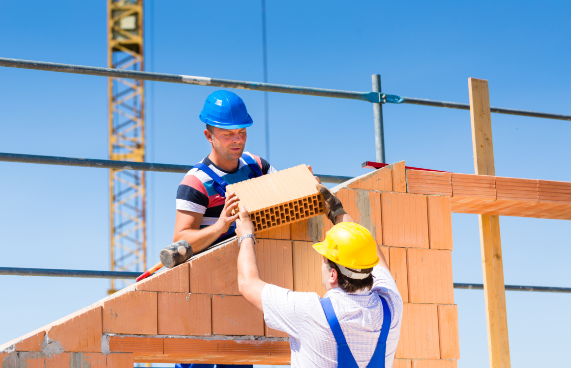 Zwei Maurer bei der Arbeit