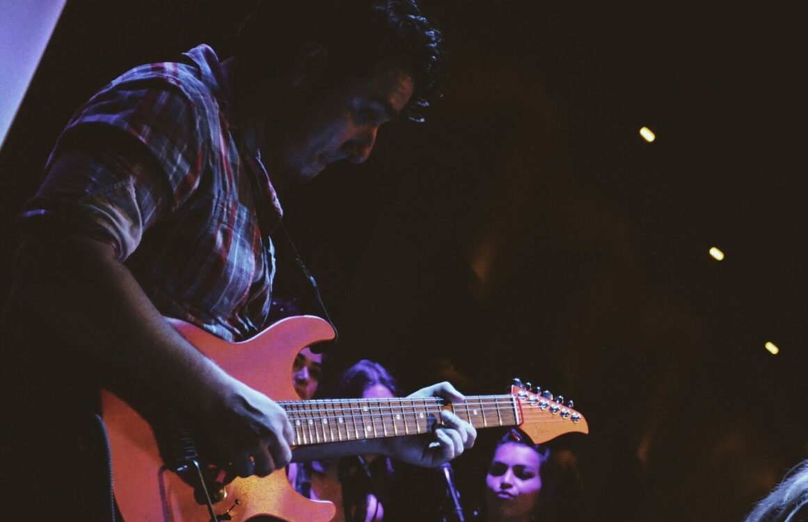 Eine Band mit Sängerin und Gitarristen beim Auftritt