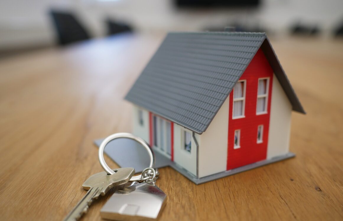 Schlüssel an einem Anhänger mit kleinem Haus