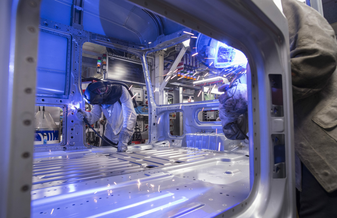 Schweisser bei der Arbeit an einem Fahrzeug