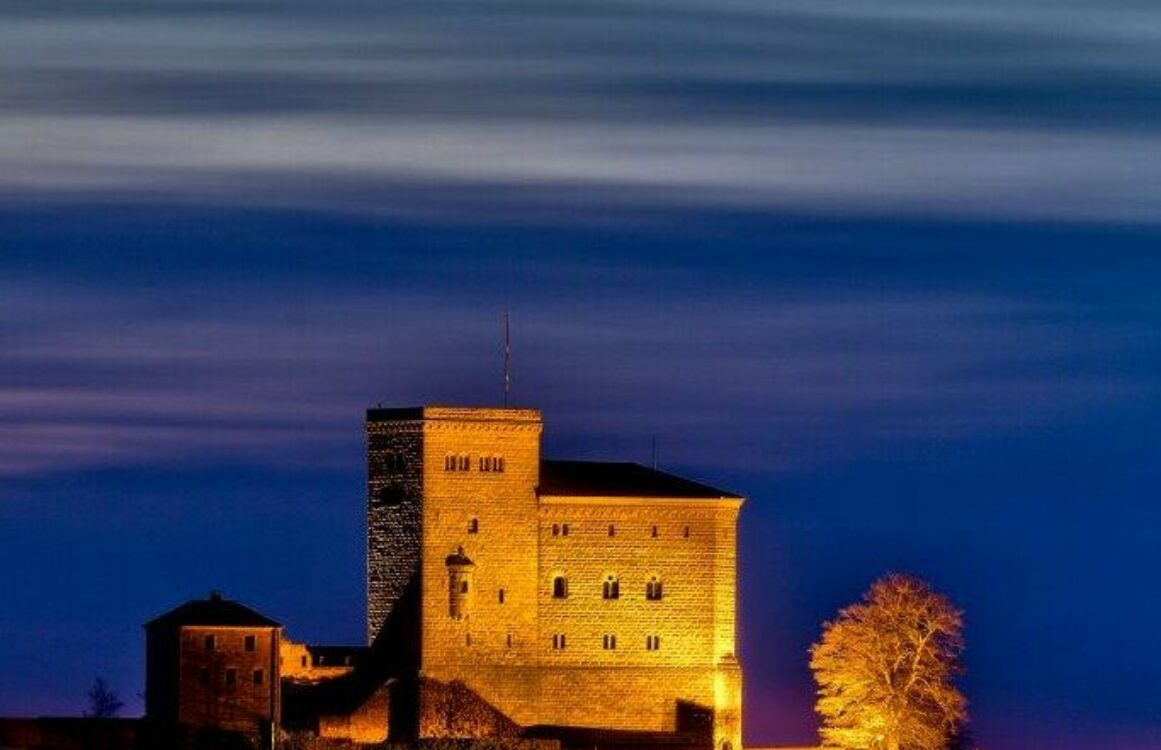 Burg Trifels an der Weinstraße beleuchtet bei Nacht
