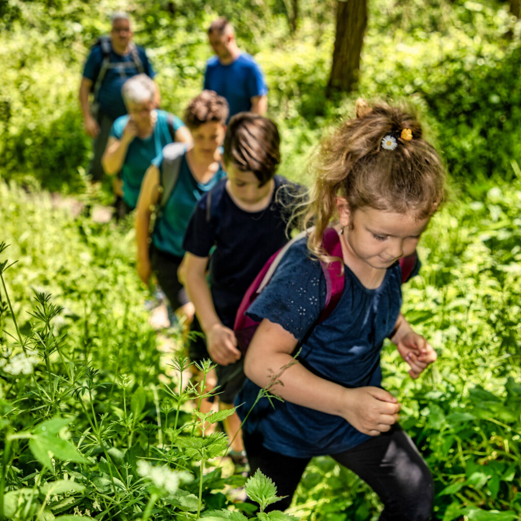 Familie beim Wandern im Weinberg