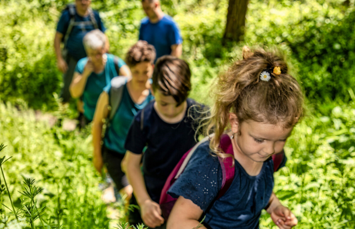 Familie beim Wandern im Weinberg