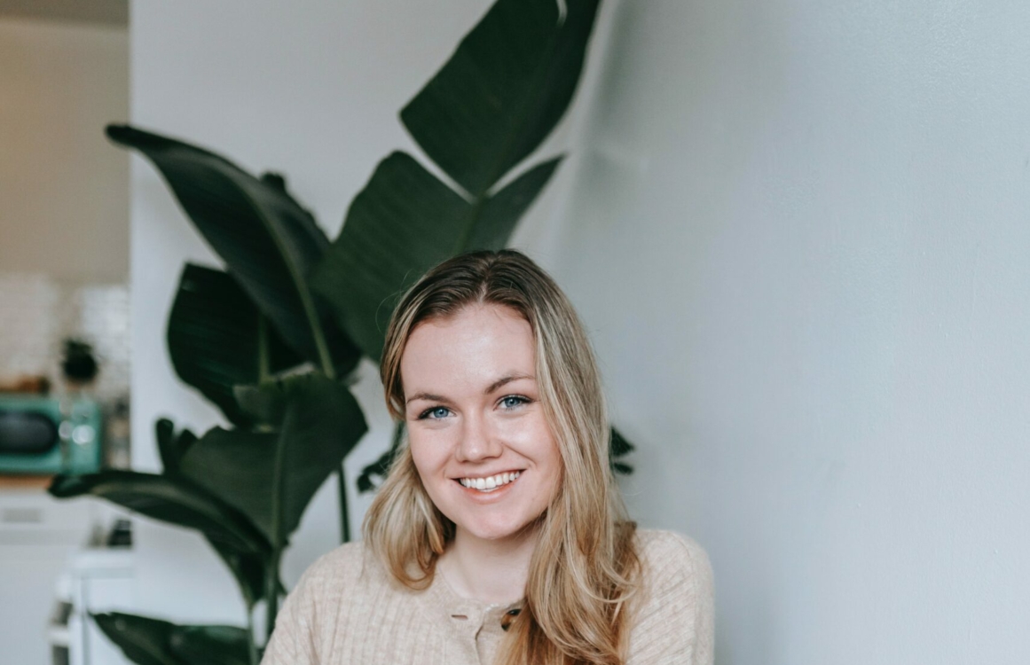 Studentin sitzt vor einem Laptop an ihrem Arbeitsplatz