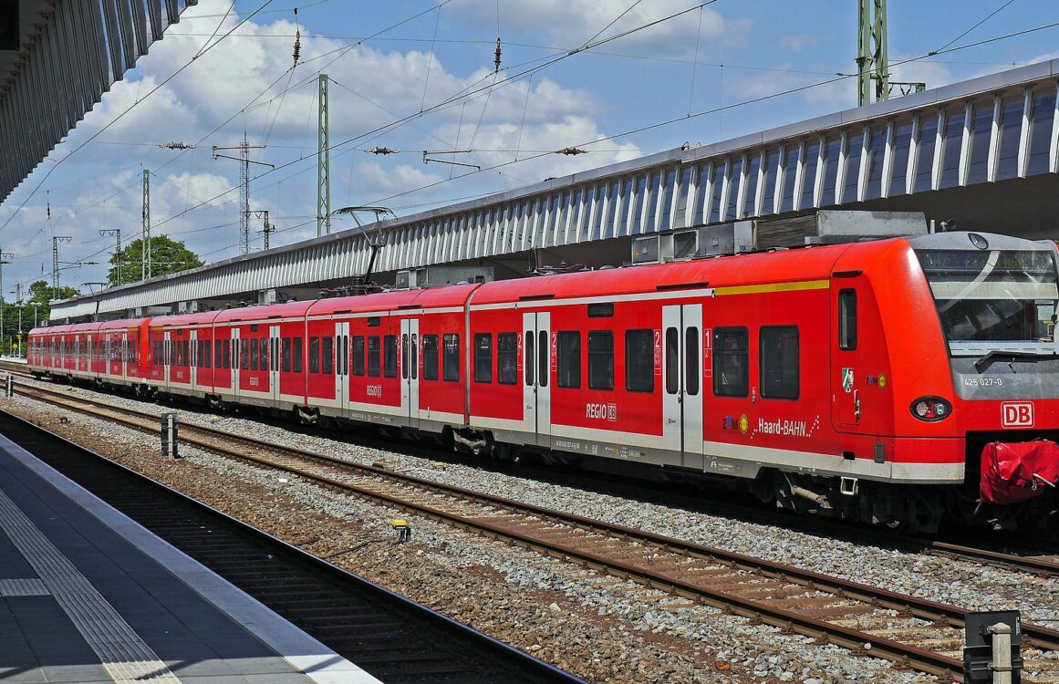 Zug fährt in einen Bahnhof ein