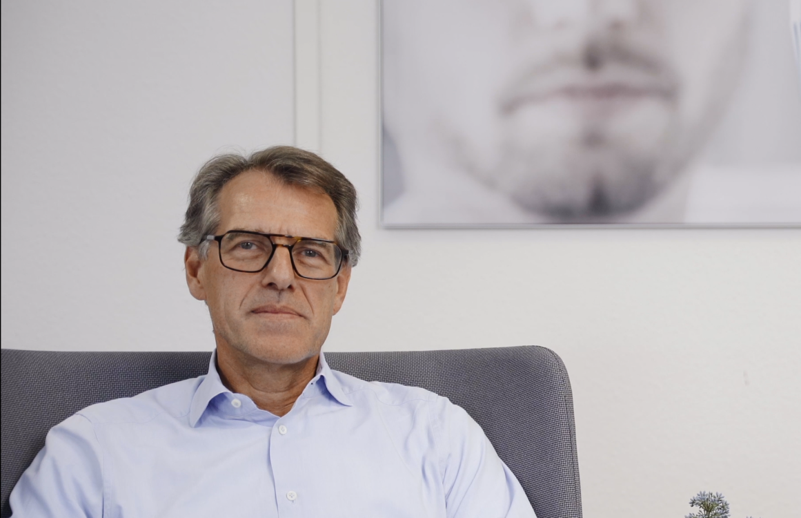Firmengründer und Geschäftsführer Dr. Stefan Wissel sitzt während des Interviews mit entspanntem Blick auf einem Sessel in seinem Büro